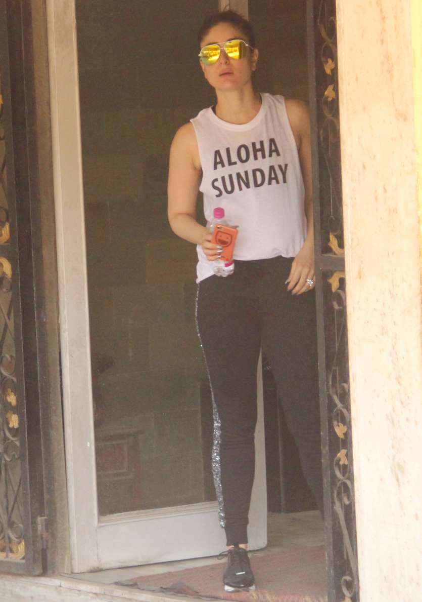 Looking drop-dead-gorgeous outside the gym, Bebo was spotted slaying figure-flattering workout gear and a sleeveless tee with the words ‘Aloha Sunday’ echoing loud.