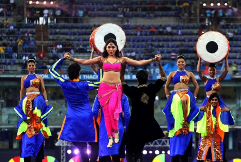 South Indian actress and Bollywood's newcomer, Tamannaah Bhatia was present to grace the fans with her energetic performance. Her entrance set goosebumps as she came in with the soundtrack of super hit film 'Baahubali'. 