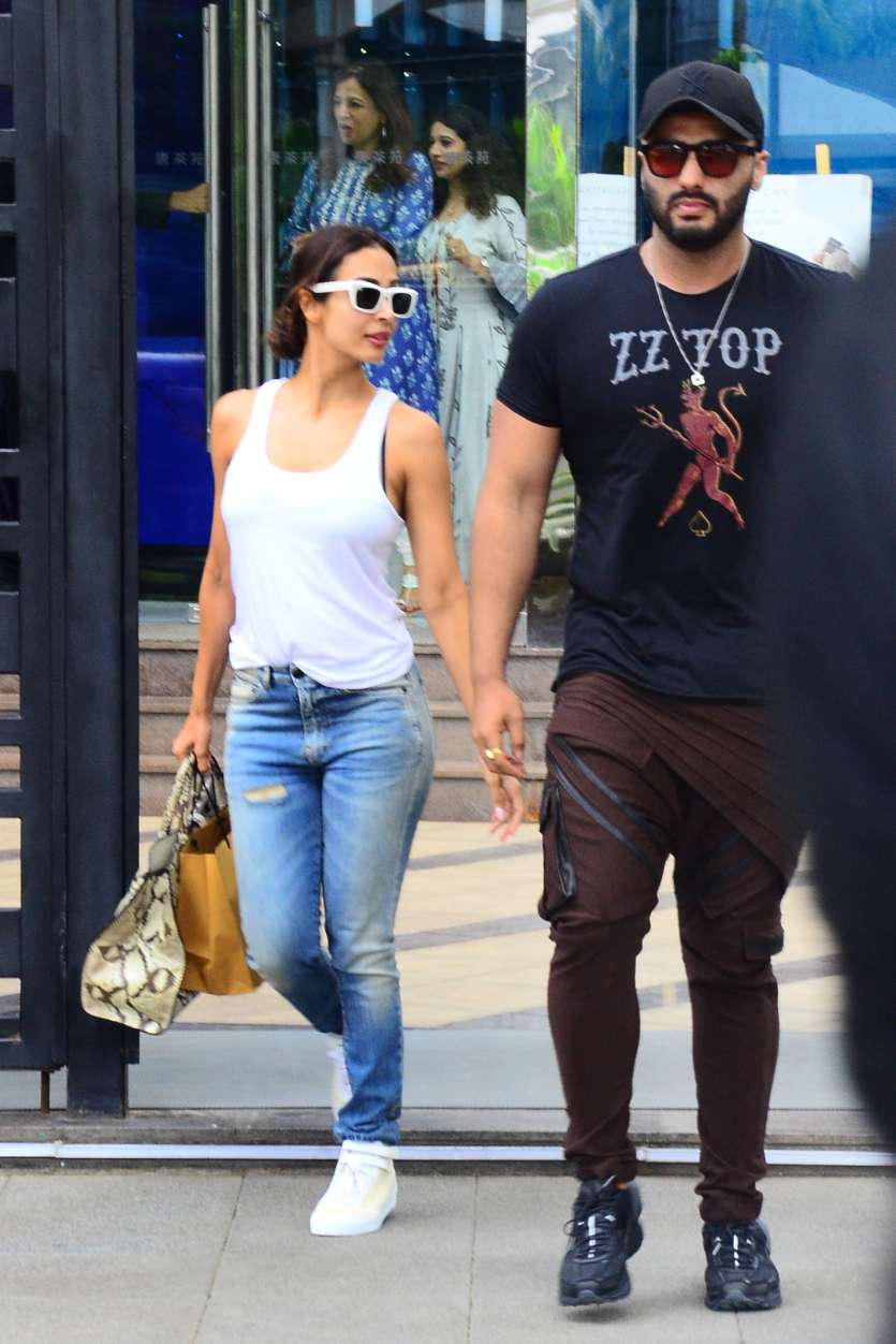 Malaika Arora, Arjun Kapoor step out for romantic outing. Check out