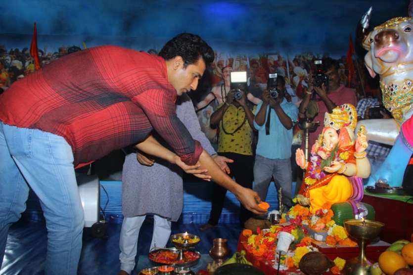 Vicky Kaushal seek blessings from Lord Ganesh with father ...